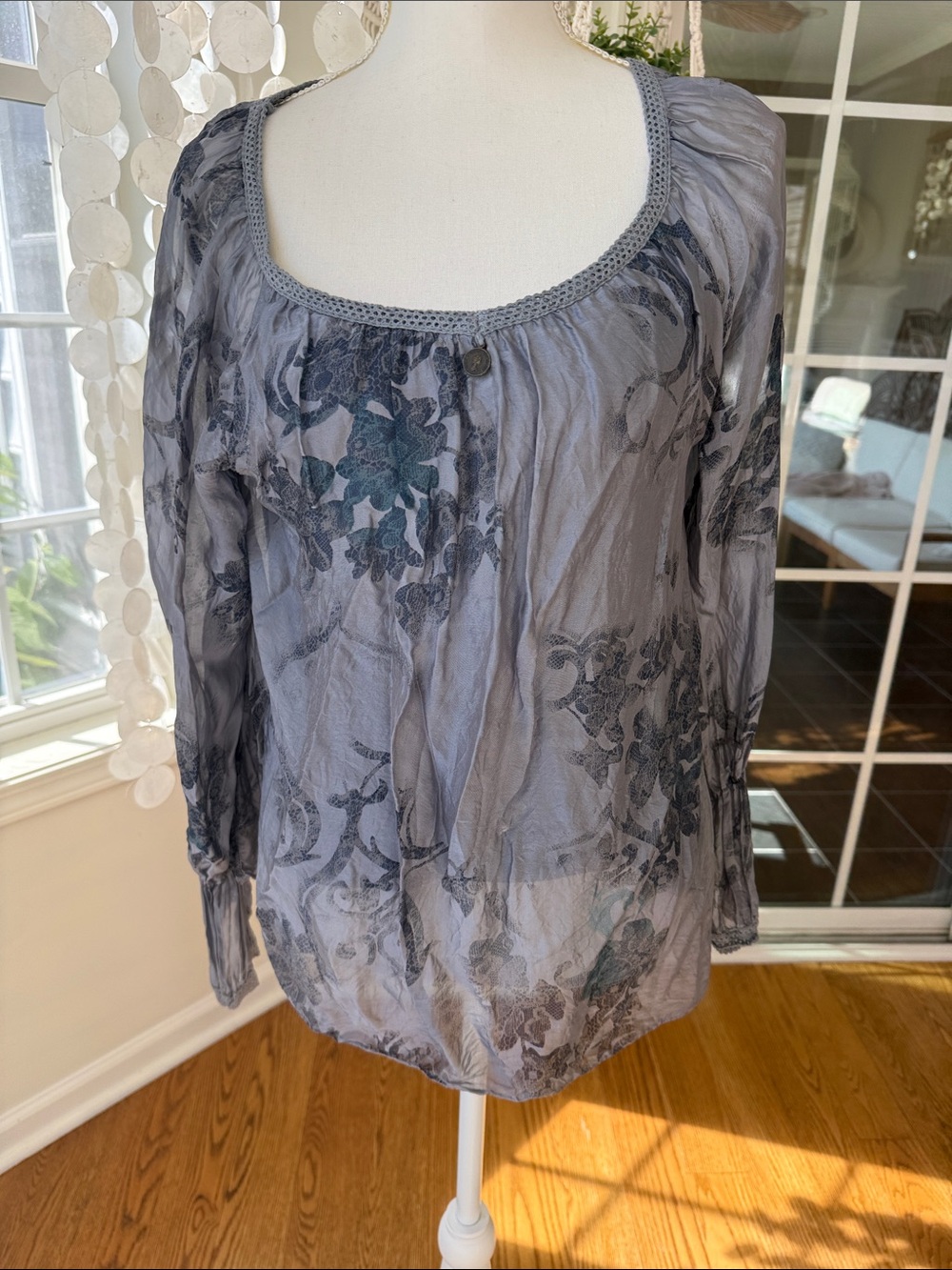 Women's Silk Paris Gray Floral Scoop Neck Blouse small